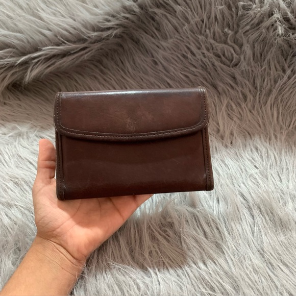 Coach Handbags - Vintage Coach Brown Swing Wallet - 4843 90s leather